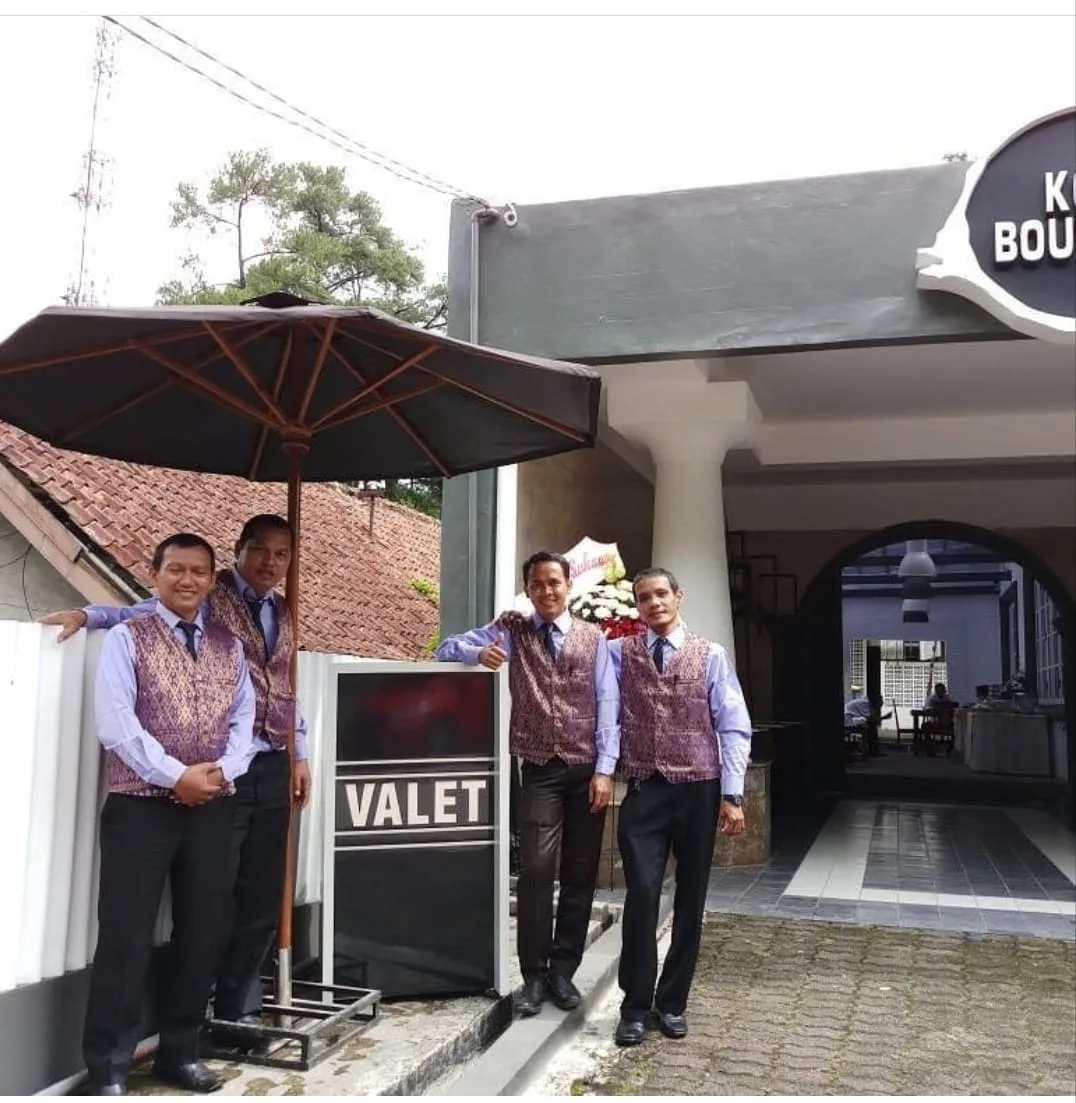 Petugas valet profesional ARKA Valet Service melayani tamu di Bandung dan Jakarta